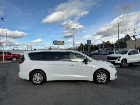 Used 2024 Chrysler Pacifica Touring-L image 2
