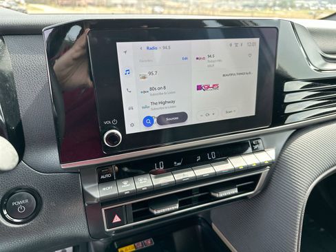 Used 2025 Toyota Camry SE image 16