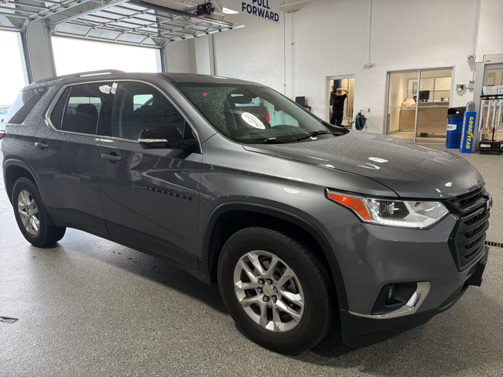 Used 2019 Chevrolet Traverse LT w/ LPO, Blackout Package AWD/4WD image 2