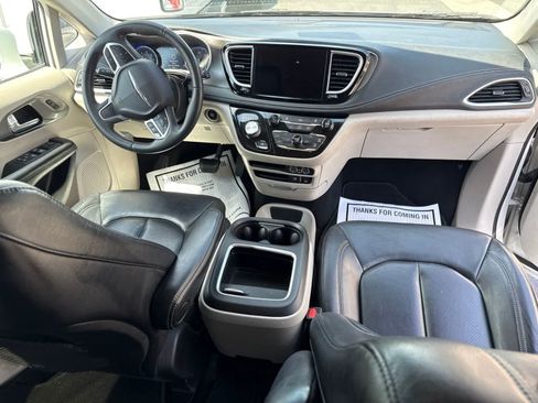 Used 2022 Chrysler Pacifica Touring-L FWD image 14