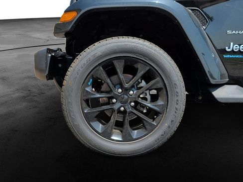 Used 2023 Jeep Wrangler Unlimited Sahara w/ Cold Weather Group AWD/4WD image 9