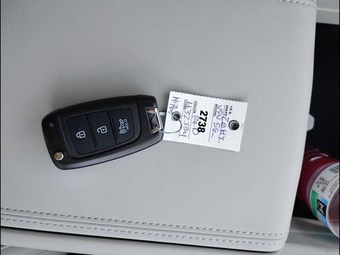 New 2026 Hyundai Venue SE image 28