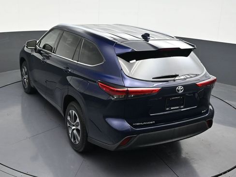 Used 2021 Toyota Highlander XLE FWD image 18