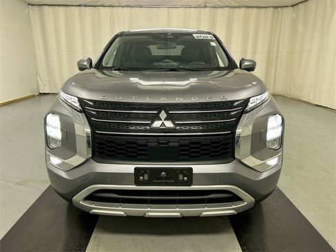 Used 2023 Mitsubishi Outlander SE image 3
