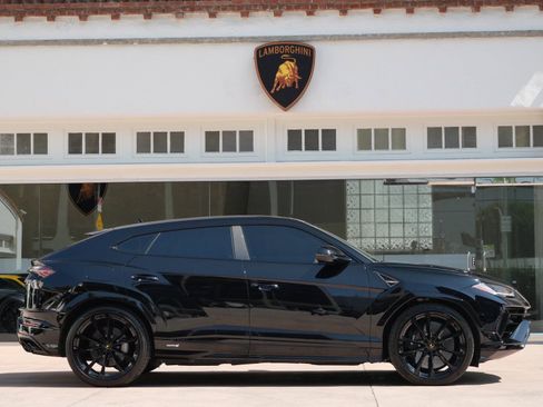 Used 2023 Lamborghini Urus S image 2