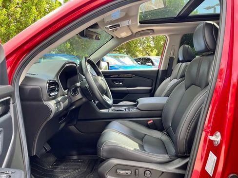 Used 2025 Honda Pilot Touring image 7