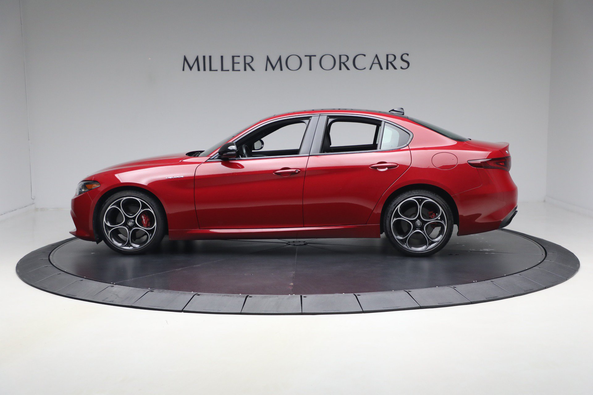 Used 2023 Alfa Romeo Giulia Veloce AWD/4WD image 3