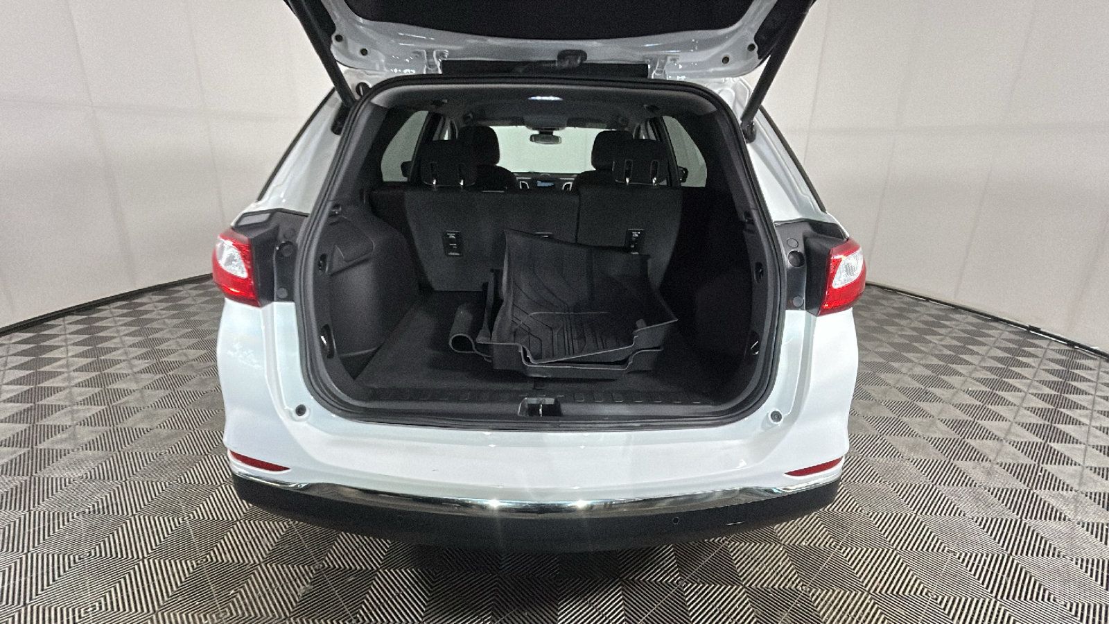 Used 2019 Chevrolet Equinox LT w/ Driver Convenience Package FWD image 33