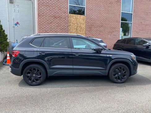 Certified 2023 Volkswagen Taos SE w/ Panoramic Sunroof Package FWD image 2
