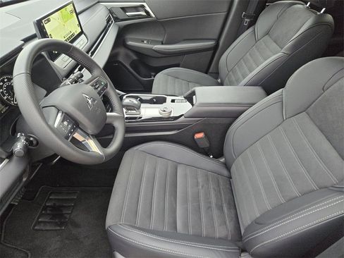 Used 2025 Mitsubishi Outlander SE image 8