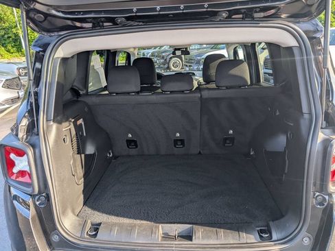 Used 2023 Jeep Renegade Latitude AWD/4WD image 16
