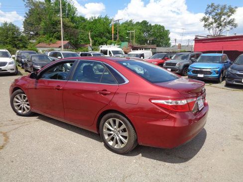 Used 2015 Toyota Camry XLE w/ Moonroof Package FWD image 4