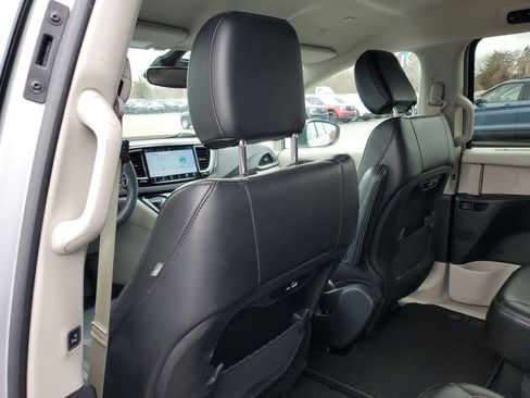 Used 2023 Chrysler Pacifica Touring-L FWD image 29