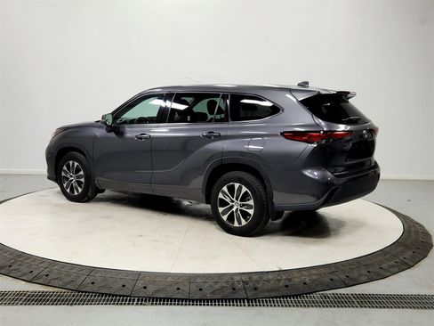 Used 2022 Toyota Highlander XLE image 5