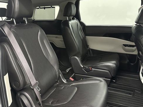 Used 2022 Kia Carnival EX image 35