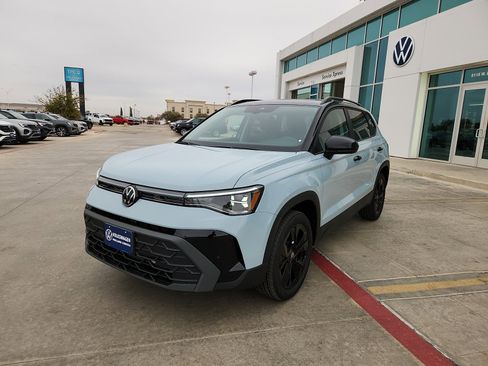 New 2026 Volkswagen Taos SE image 3