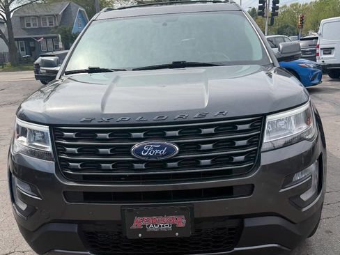 Used 2017 Ford Explorer XLT w/ Equipment Group 202A AWD/4WD image 9