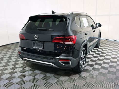 Used 2022 Volkswagen Taos SE FWD image 3