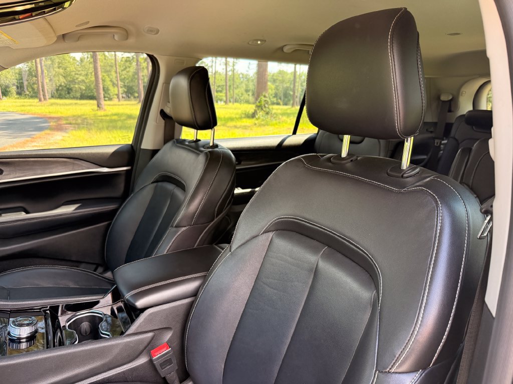 Used 2023 Jeep Grand Cherokee L Limited w/ Black Appearance Package RWD image 12