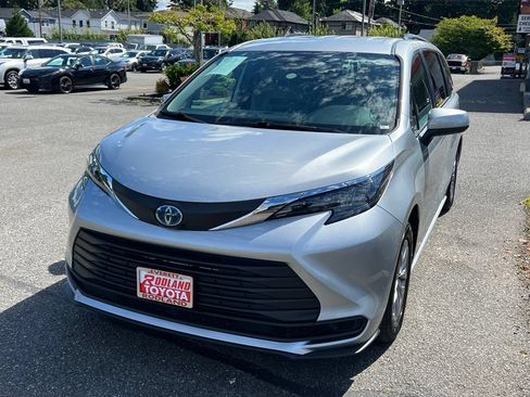 Used 2025 Toyota Sienna LE AWD/4WD image 4