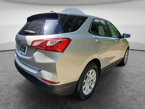Used 2020 Chevrolet Equinox LS w/ LS Convenience Package FWD image 4