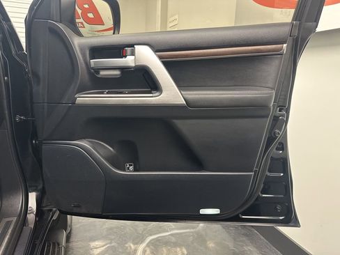 Used 2016 Toyota Land Cruiser image 10