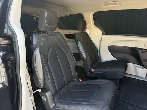 Used 2022 Chrysler Voyager LX image 28