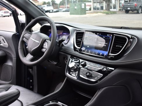 Used 2025 Chrysler Pacifica Limited image 32
