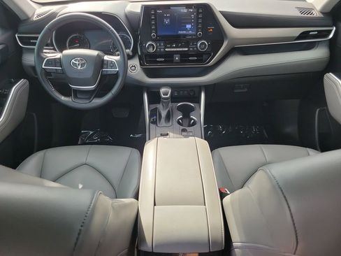 Used 2022 Toyota Highlander XLE image 12
