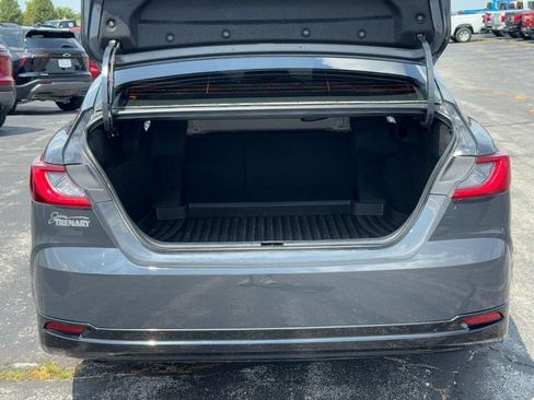Used 2025 Toyota Camry XLE FWD image 5