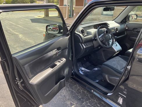 Used 2012 Scion xB FWD image 9