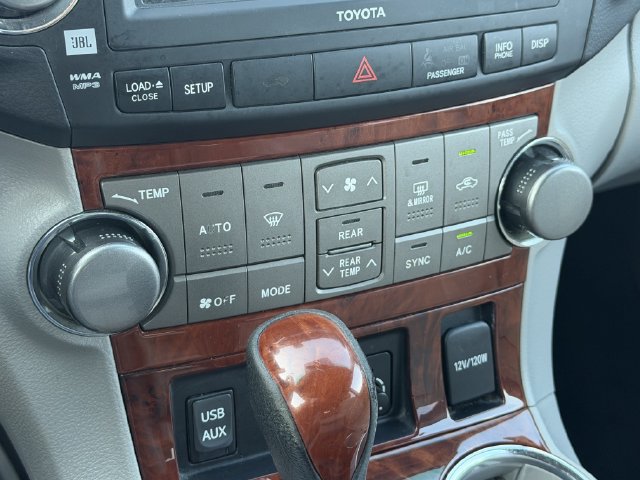Used 2012 Toyota Highlander Limited w/ Tow Pkg FWD image 19