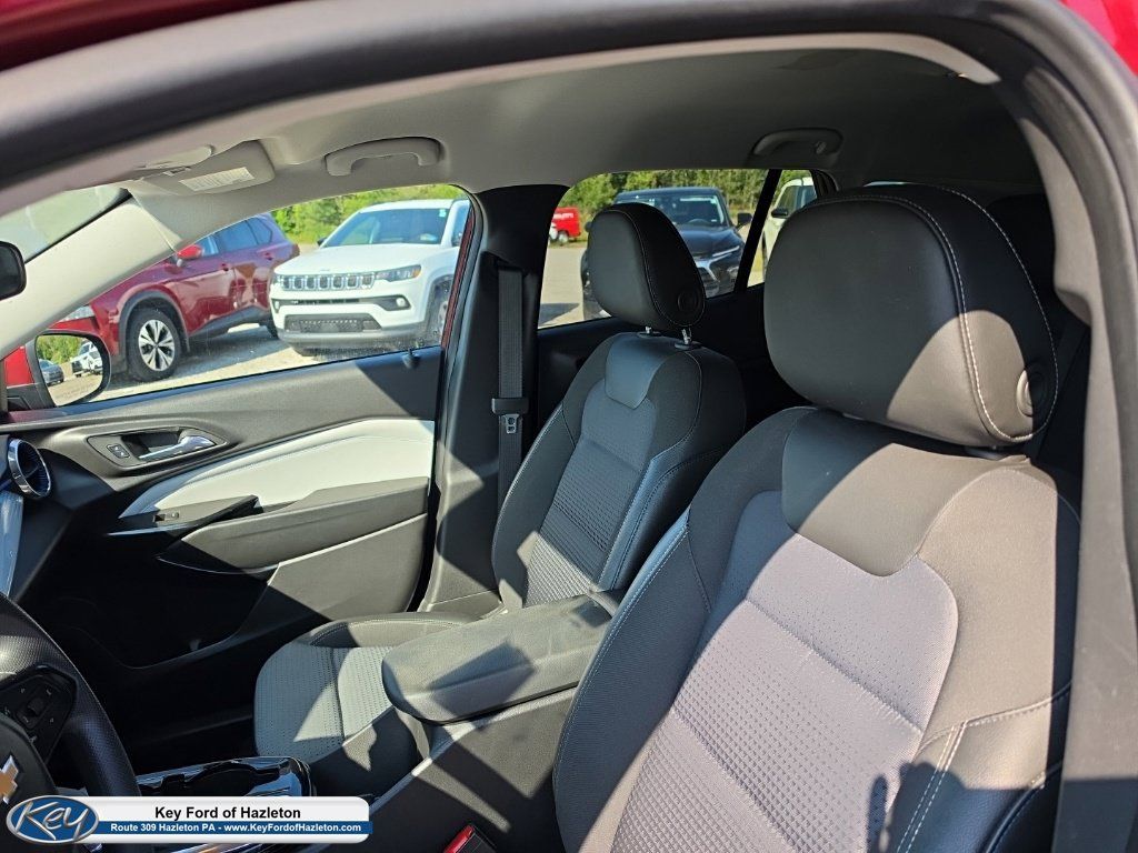 Used 2025 Chevrolet Trax LT FWD image 32