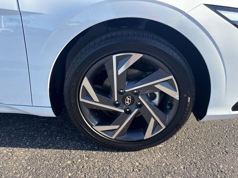 New 2026 Hyundai Elantra Limited FWD image 4