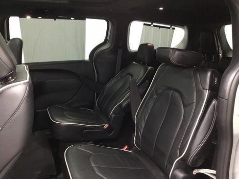 Used 2025 Chrysler Pacifica Limited image 32