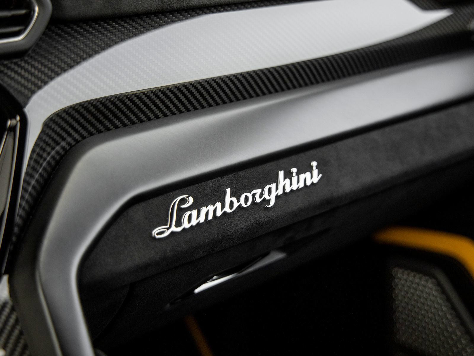 Used 2024 Lamborghini Urus Performante AWD/4WD image 40