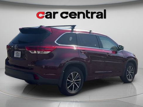 Used 2017 Toyota Highlander XLE AWD/4WD image 5