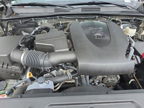 Used 2022 Toyota Tacoma SR5 w/ Technology Package RWD image 28