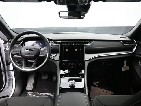 New 2025 Jeep Grand Cherokee L Laredo image 23