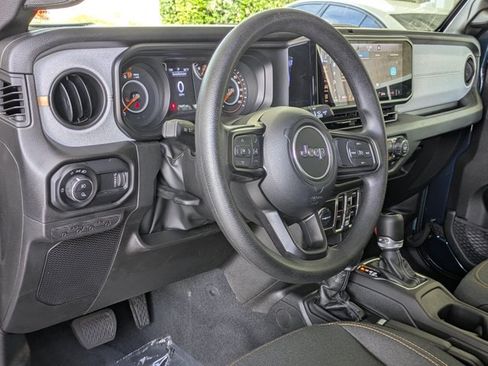 Used 2025 Jeep Gladiator Sport AWD/4WD image 9