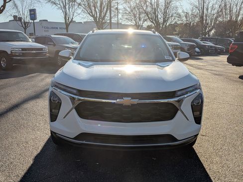 Used 2025 Chevrolet Trax LT w/ LT Convenience Package image 3