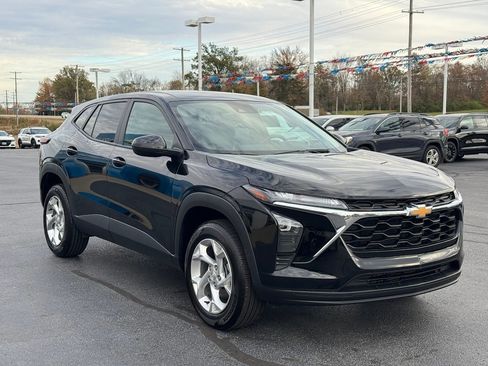 Used 2025 Chevrolet Trax LS w/ LS Convenience Package image 3