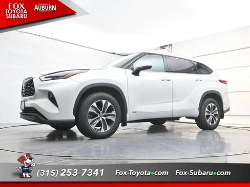Used 2022 Toyota Highlander XLE AWD/4WD image 18