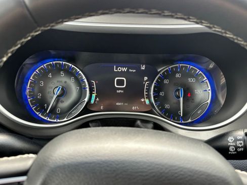 Used 2025 Chrysler Pacifica Select FWD image 14