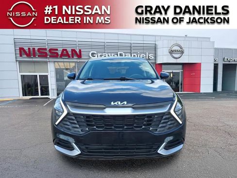 Used 2023 Kia Sportage LX FWD image 2