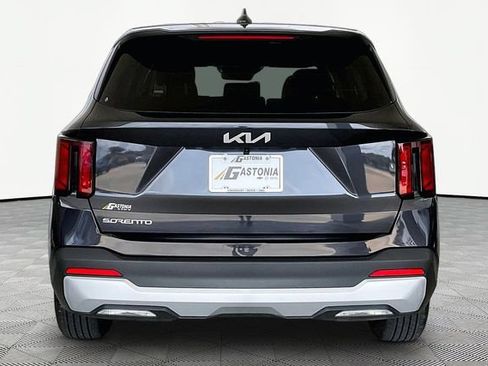 Used 2025 Kia Sorento LX FWD image 6