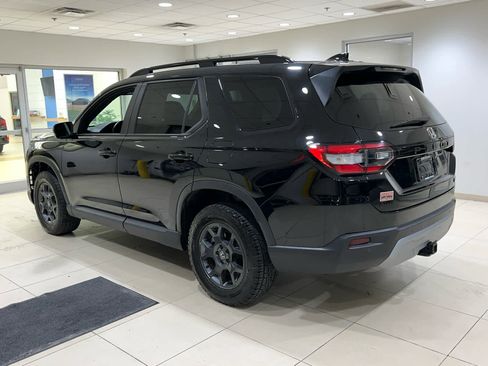 Used 2025 Honda Pilot TrailSport image 8