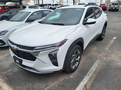 Used 2025 Chevrolet Trax LT w/ LT Convenience Package image 2