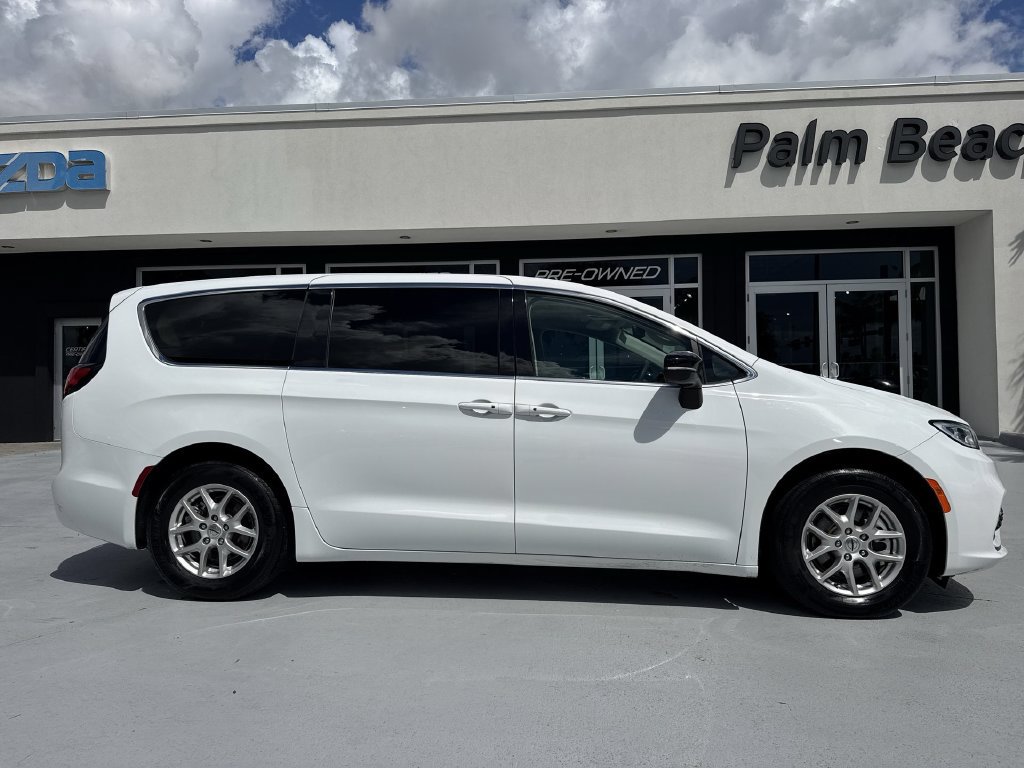 Used 2024 Chrysler Pacifica Touring-L FWD image 23