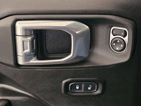 Used 2021 Jeep Gladiator Mojave w/ Safety Group AWD/4WD image 17